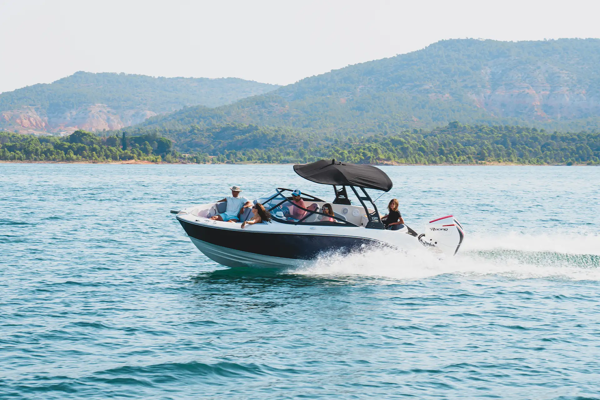 Bayliner-V20-2 Bayliner-V20-2 fahrend mit 5 Menschen und Landschaft im Hintergrund
