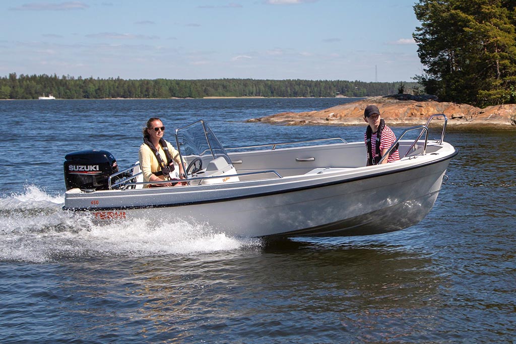 Terhi-450c-fahrt-mit-40PS-suzuki-motor Baylinder-C21 Draufsicht im Wasser