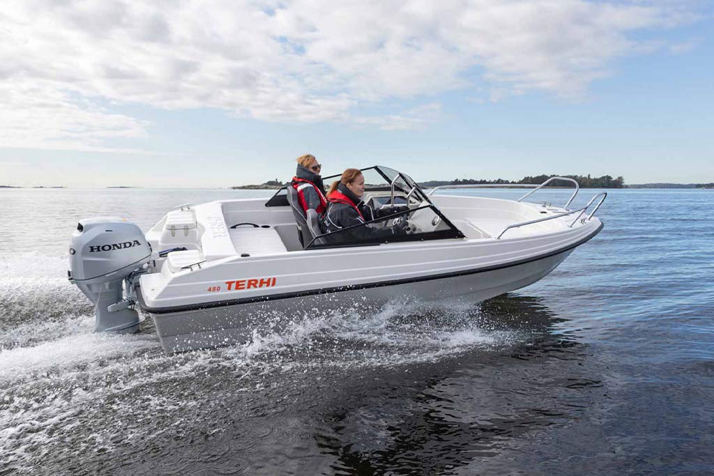 Terhi-480BR Bayliner-V20-2 fahrend mit 5 Menschen und Landschaft im Hintergrund