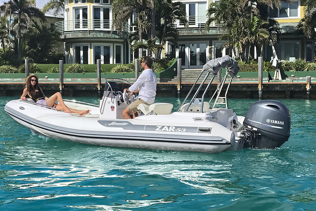 ZAR-Formenti-53-Sonnenliege Bayliner-V20-2 fahrend mit 5 Menschen und Landschaft im Hintergrund
