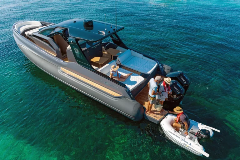 ZAR-Imagine-130 im Meer mit 3 Menschen und einem Boot Zar mini und einem Mann