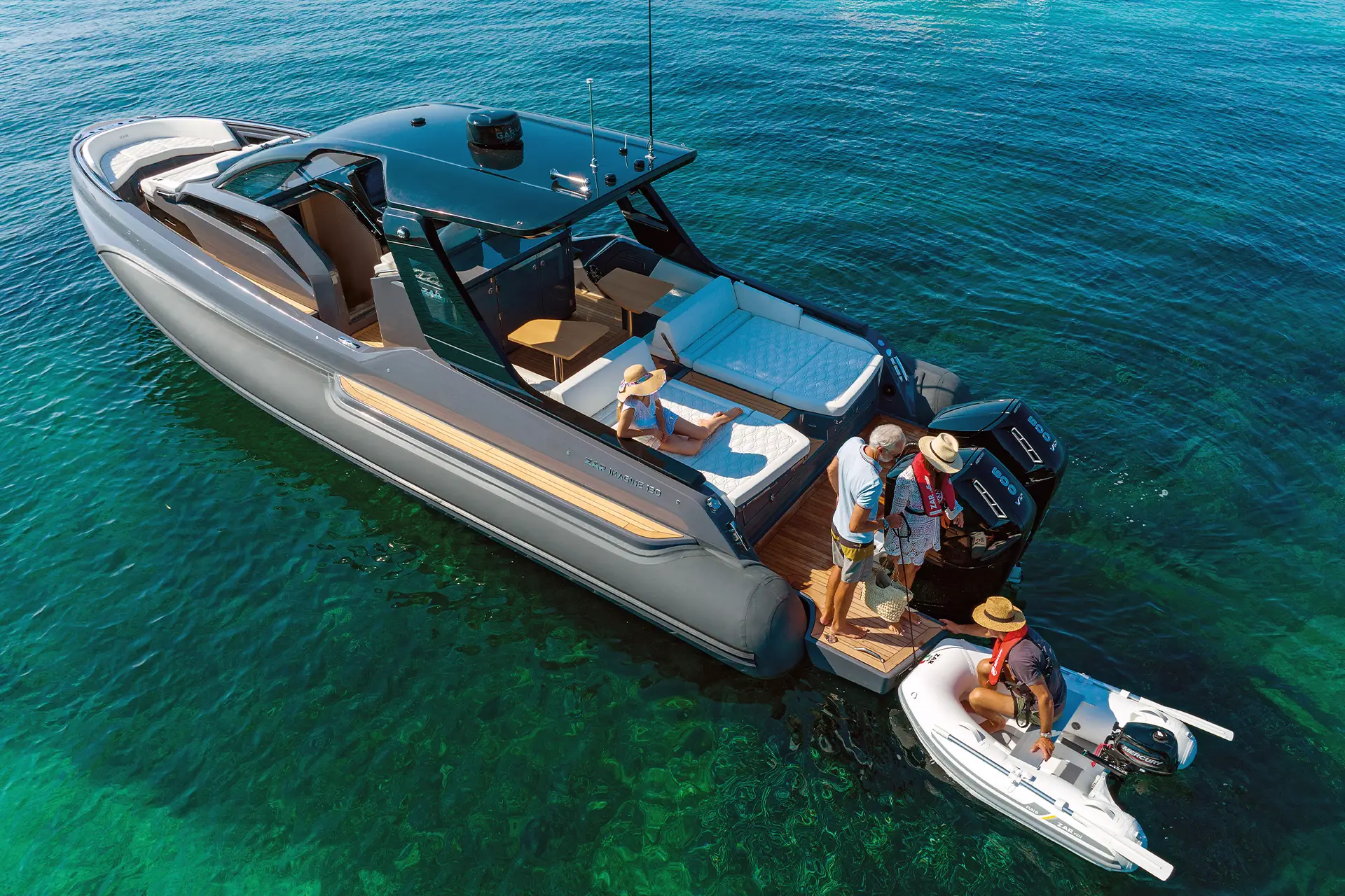ZAR Imagine 130 im Meer mit 3 Menschen und einem Boot Zar mini und einem Mann