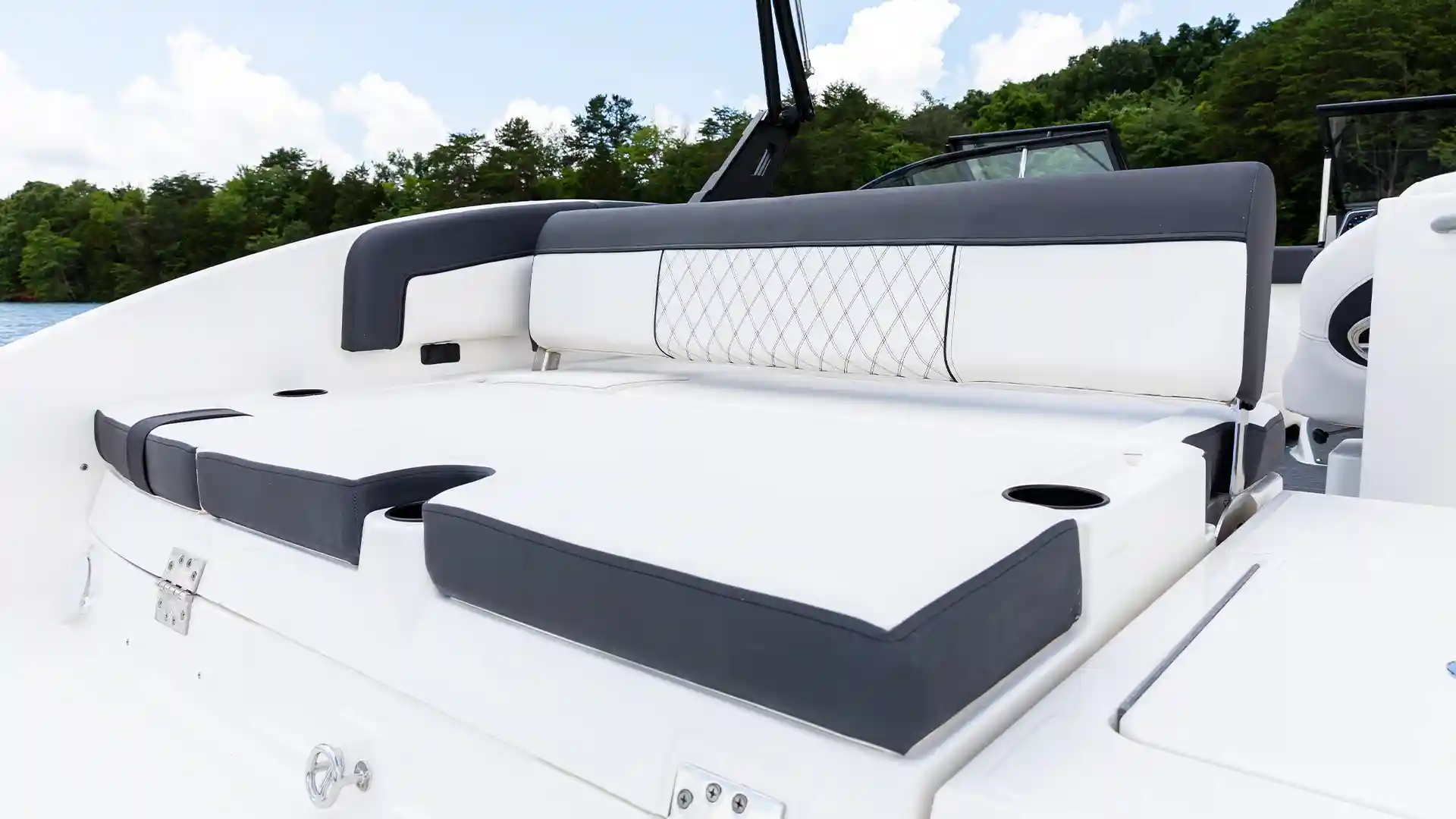 Katalog-Boote-DX2200-Sitze-grau-hinten svg%3E